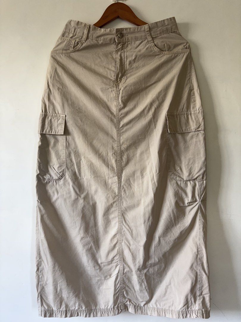 Beige Cargo Midi Skirt Y2K Utility Style (Category: Skirts) located in Muntinlupa City. Submitted by shopkidsandmom.ph (Listing ID 1471035990, Image 1). Description: - Color: Beige - Style: Utility midi skirt with straight cut hem - Features: Multiple cargo pockets, front button closure, and belt loops - Fit: Best fits Medium size - Condition: Great basic piece for casual everyday outfits - Note: Please check photos for exact measurements.