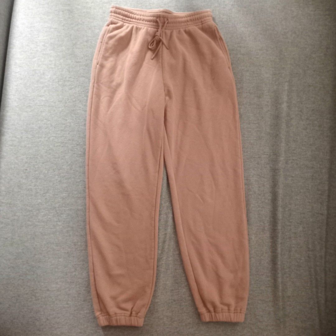 Beige uniqlo Cuffed Sweatpants (Category: Other Bottoms) located in Muntinlupa City. Submitted by casclosets (Listing ID 1471095775, Image 2). Description: beige uniqlo cuffed sweatpants flaws: none *washed and ironed before shipping :).