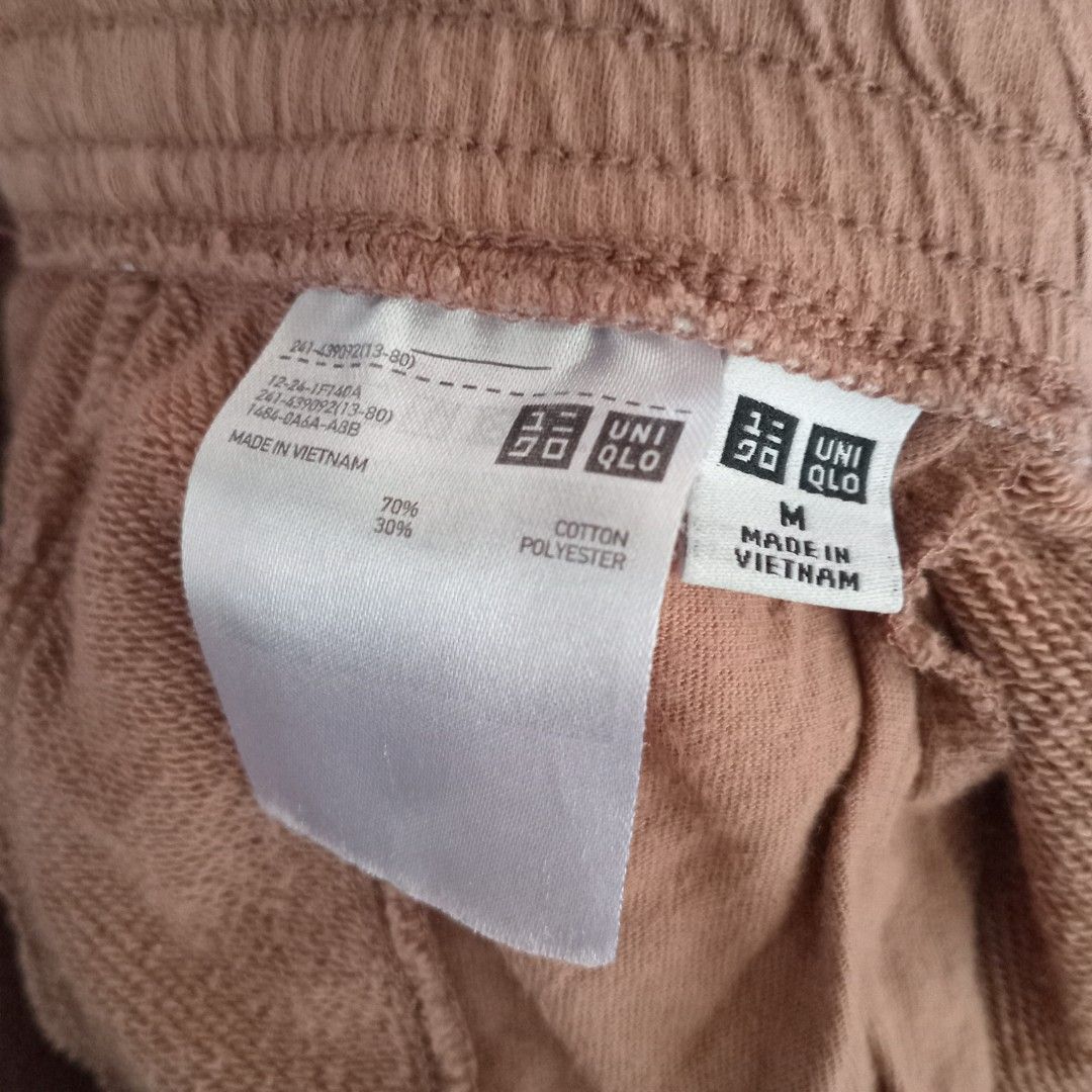 Beige uniqlo Cuffed Sweatpants (Category: Other Bottoms) located in Muntinlupa City. Submitted by casclosets (Listing ID 1471095775, Image 3). Description: beige uniqlo cuffed sweatpants flaws: none *washed and ironed before shipping :).