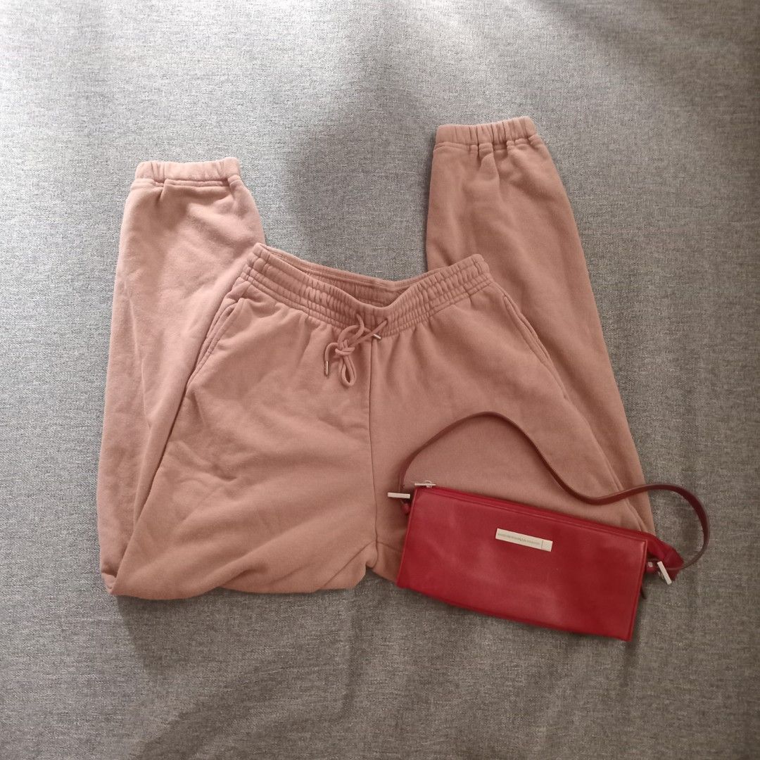 Beige uniqlo Cuffed Sweatpants (Category: Other Bottoms) located in Muntinlupa City. Submitted by casclosets (Listing ID 1471095775, Image 1). Description: beige uniqlo cuffed sweatpants flaws: none *washed and ironed before shipping :).
