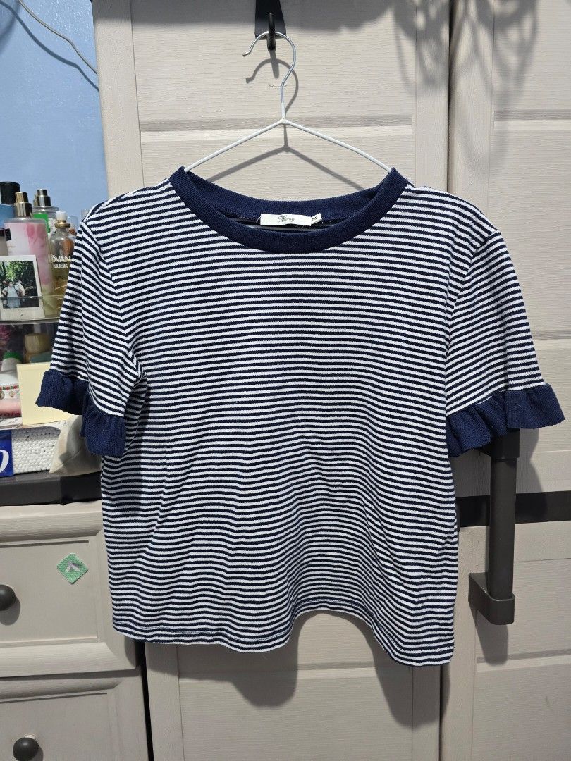 Bell Sleeves Knitted Shirt (Category: Shirts) located in Quezon City. Submitted by dinesaur (Listing ID 1471087129, Image 1). Description: up to L.