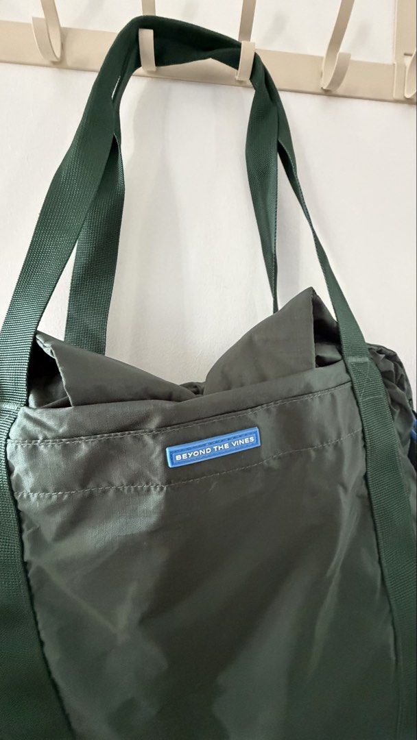 Beyond The Vines Para Pack Forest Green (Category: Tote Bags) located in Taguig. Submitted by amarivera (Listing ID 1471007589, Image 2). Description: Bought in SG, used only once Rfs: not my color and style.