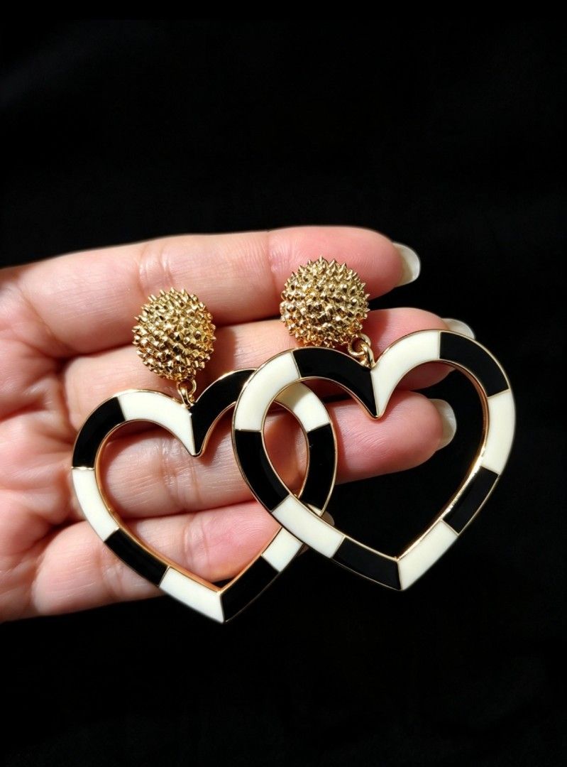Black and white heart earrings (Category: Earrings) located in Makati City. Submitted by khrizaccessories (Listing ID 1471030965, Image 2). Description: good quality earrings from USA SALE.