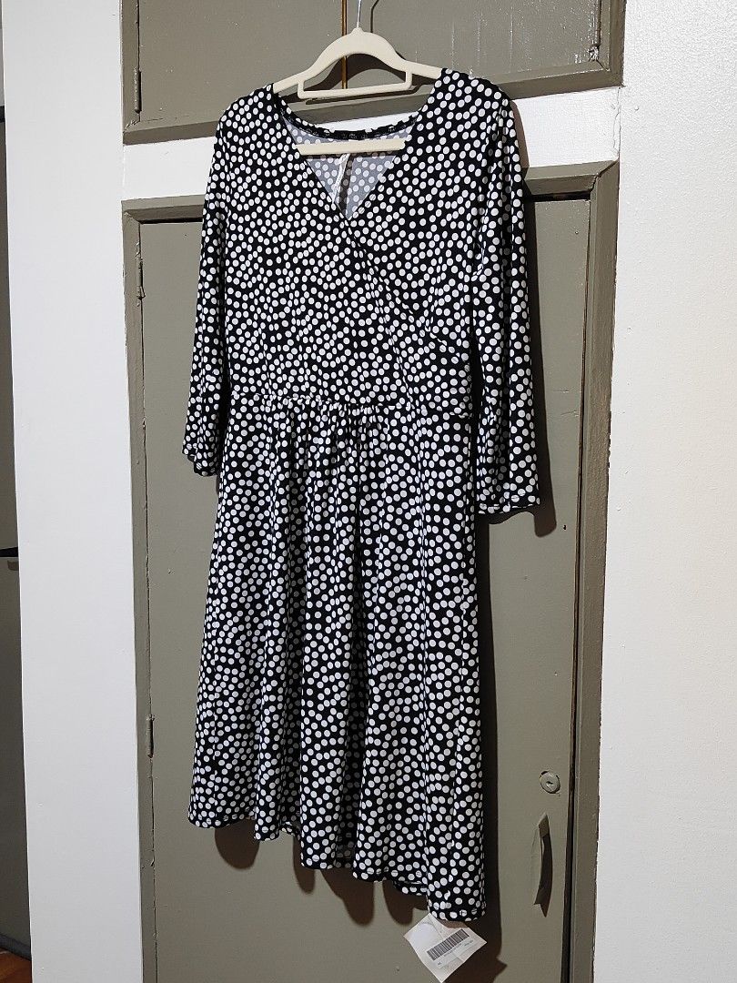Black and White Polka Dot Midi Dress (Category: Dresses) located in Quezon City. Submitted by thestargazerspica (Listing ID 1471039947, Image 3). Description: -Can fit upto XL Style: Black midi dress with white polka dot pattern - Design: V-neck wrap top, 3/4 sleeves, fitted waist, and flared skirt - Condition: Brand new with original store tag attached - Material: Lightweight, comfortable fabric - Occasion: Ideal for daily wear and casual outing