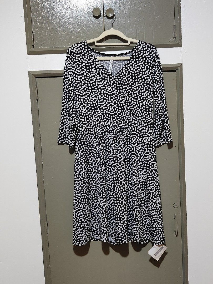 Black and White Polka Dot Midi Dress (Category: Dresses) located in Quezon City. Submitted by thestargazerspica (Listing ID 1471039947, Image 1). Description: -Can fit upto XL Style: Black midi dress with white polka dot pattern - Design: V-neck wrap top, 3/4 sleeves, fitted waist, and flared skirt - Condition: Brand new with original store tag attached - Material: Lightweight, comfortable fabric - Occasion: Ideal for daily wear and casual outing