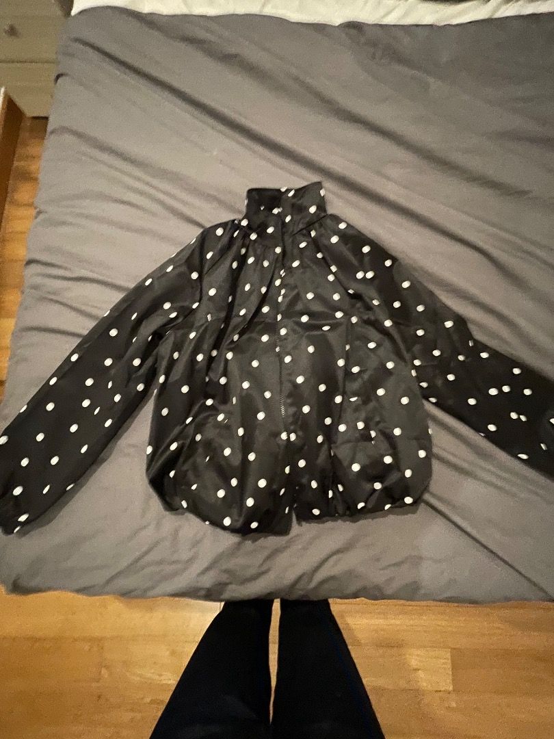 Black and White Polka Dot Puffer Jacket (Category: Coats, Jackets and Outerwear) located in Pasig City. Submitted by mimosaaas (Listing ID 1471052208, Image 1). Description: Gifted to me No brand Wore once .