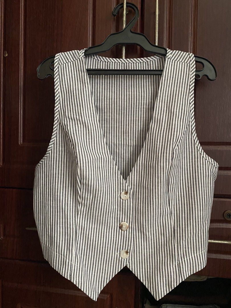 Black and white striped vest (Category: Sleeveless) located in Manila. Submitted by love_mami (Listing ID 1470988793, Image 1). Description: - Style: Black and white striped cropped vest - Details: V-neck cut with 3 tortoiseshell front buttons - Condition: 9/10 pang patong lang sa shirt.