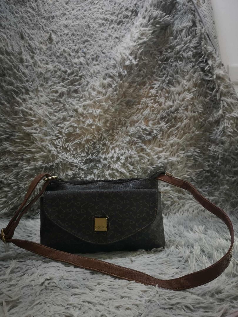 Black Brown Monogram Flap Crossbody Sling Bag (Category: Cross-body Bags) located in Santa Cruz. Submitted by jmy_surplus.2 (Listing ID 1471022914, Image 1). Description: Color: Black, Dark Brown, and Gold Type/Kind: Crossbody Bag / Sling Bag / Shoulder Bag Material: - Body: Faux Leather / PU Leather (likely) - Strap: Faux Leather - Lining: Polyester Fabric (likely) - Hardware: Gold-Tone Metal Style: - Vintage - Classic - Casual Chic - Monogram P