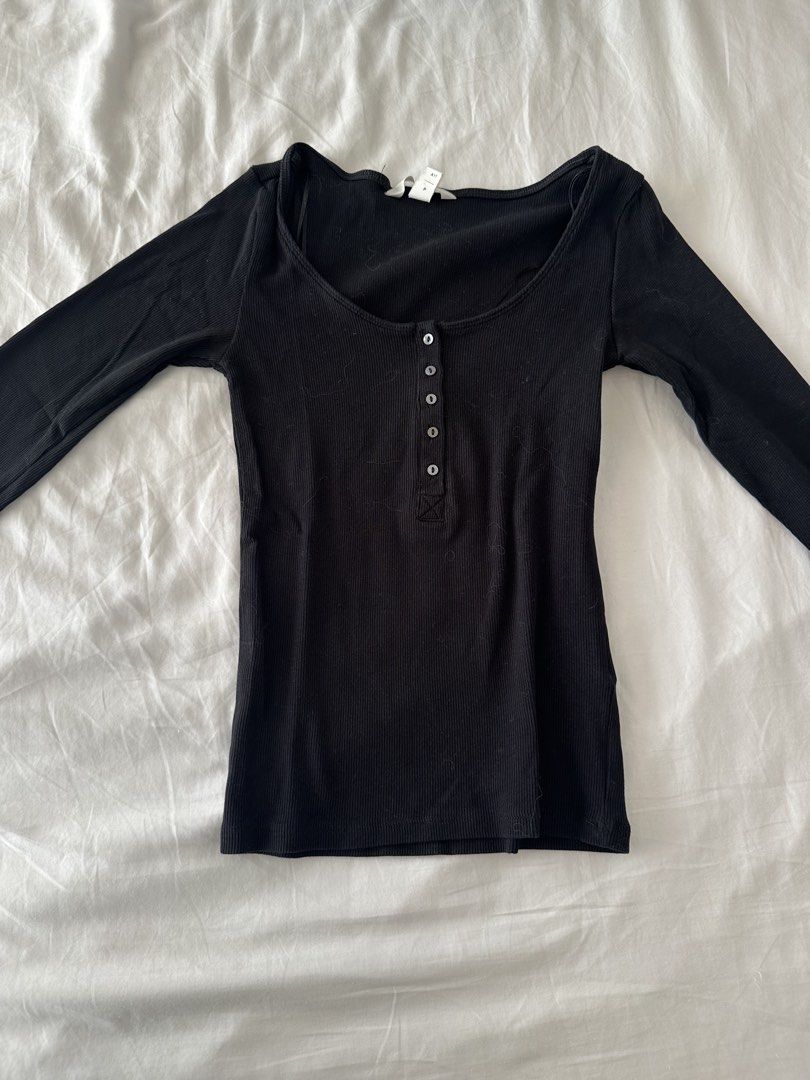 black button long sleeve (Category: Longsleeves) located in Quezon City. Submitted by 49diam (Listing ID 1470957382, Image 1). Description: - Brand: Aritzia Babaton - Color: Black - Style: Long sleeve top with scoop neckline and front button placket - Fit: Fitted cut - Fabric: Soft ribbed material - Condition: Clean and ready to wear.