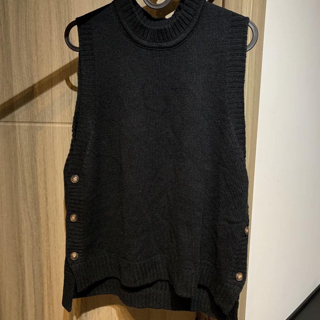 Black Cardigan Fabric (Category: Sleeveless) located in Pasay City. Submitted by xoxoblair (Listing ID 1471019852, Image 1). Description: Good quality soft fabric parang cardigan .