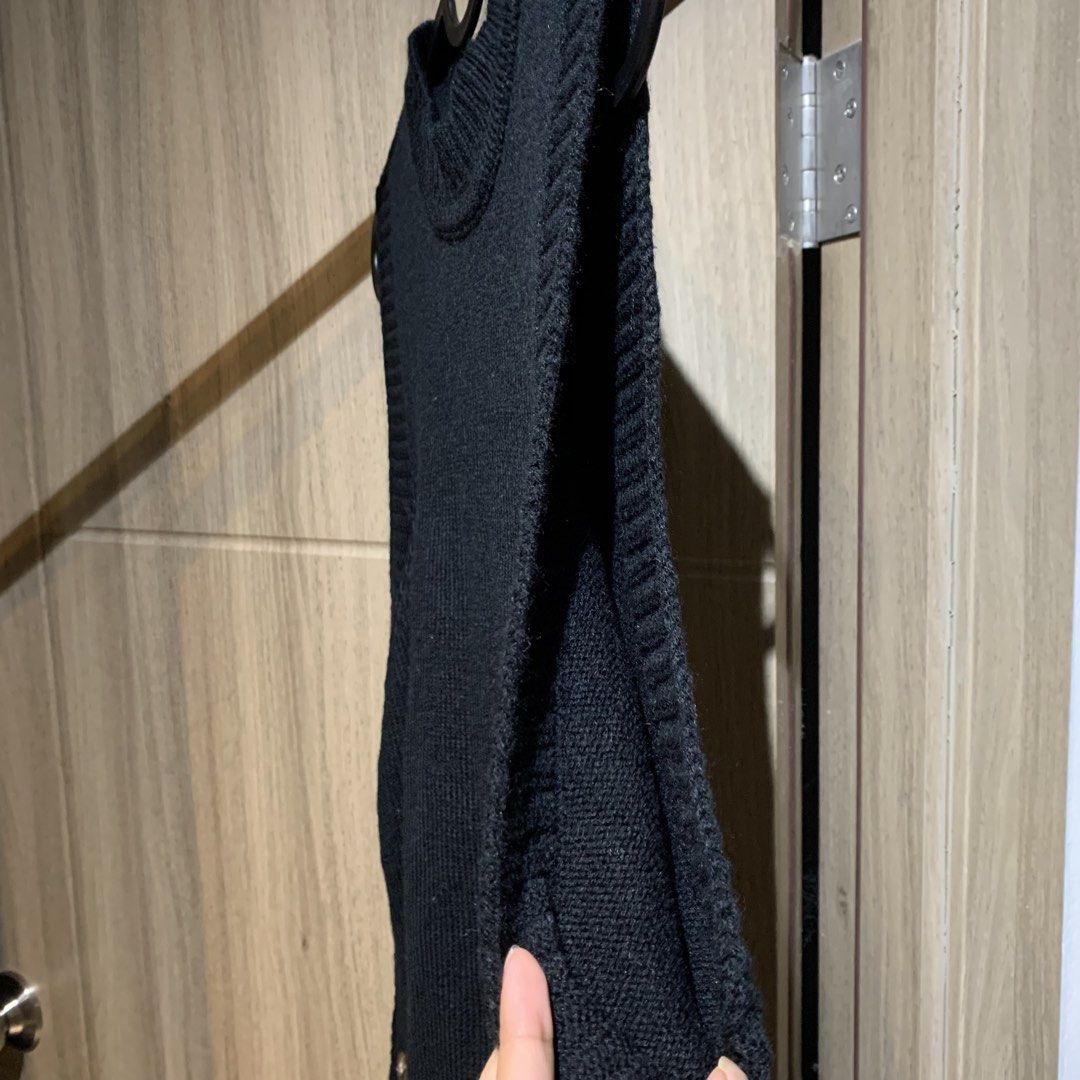 Black Cardigan Fabric (Category: Sleeveless) located in Pasay City. Submitted by xoxoblair (Listing ID 1471019852, Image 2). Description: Good quality soft fabric parang cardigan .