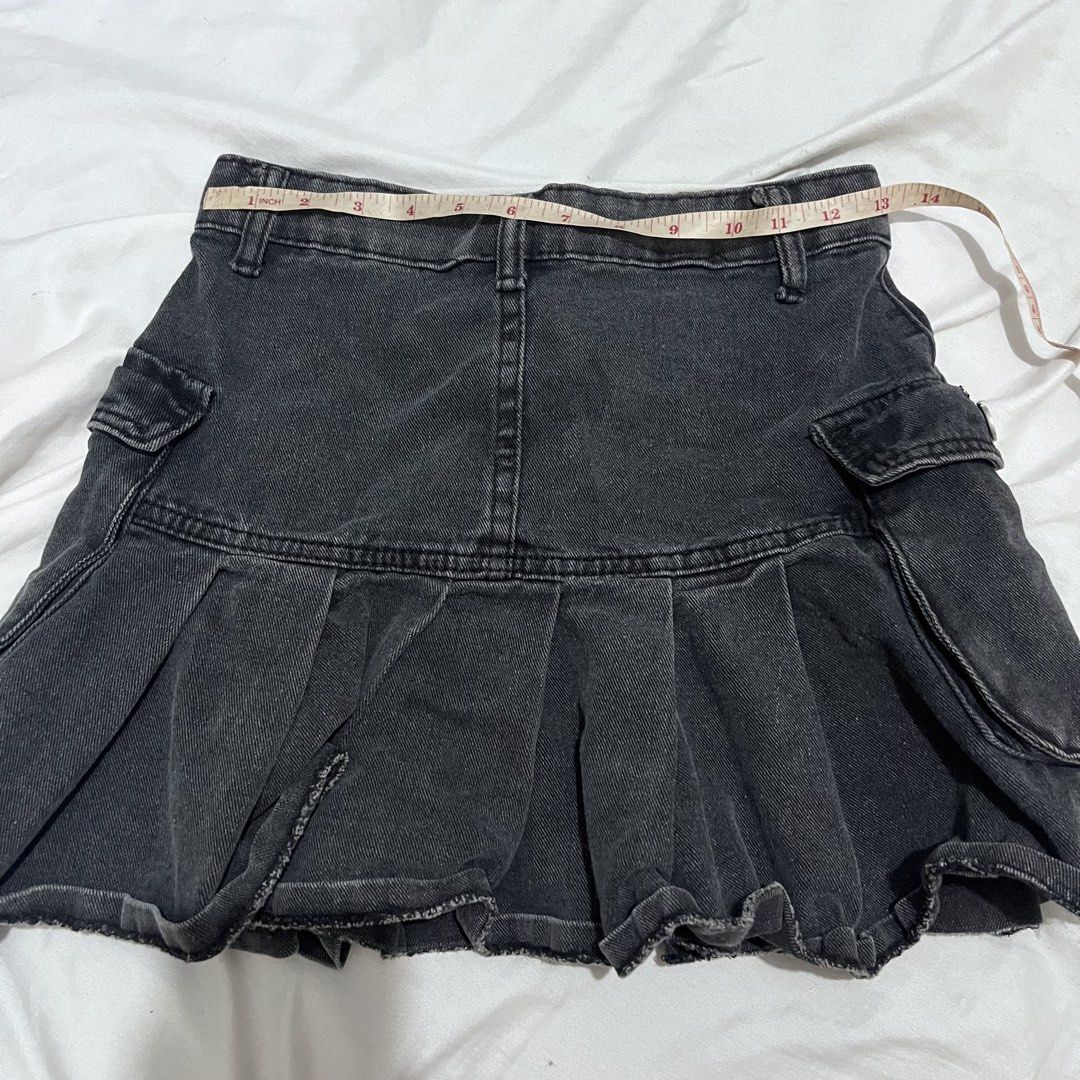 Black Denim Pleated Skirt Y2K (Category: Skirts) located in Marikina City. Submitted by gyuslover (Listing ID 1471033765, Image 2). Description: premium denim and personal fave! <3 size is small, can be 23-25 waist: 23-25 length: 14inch location: marikina city mop: gcash mod: lalamove/ gogo express.