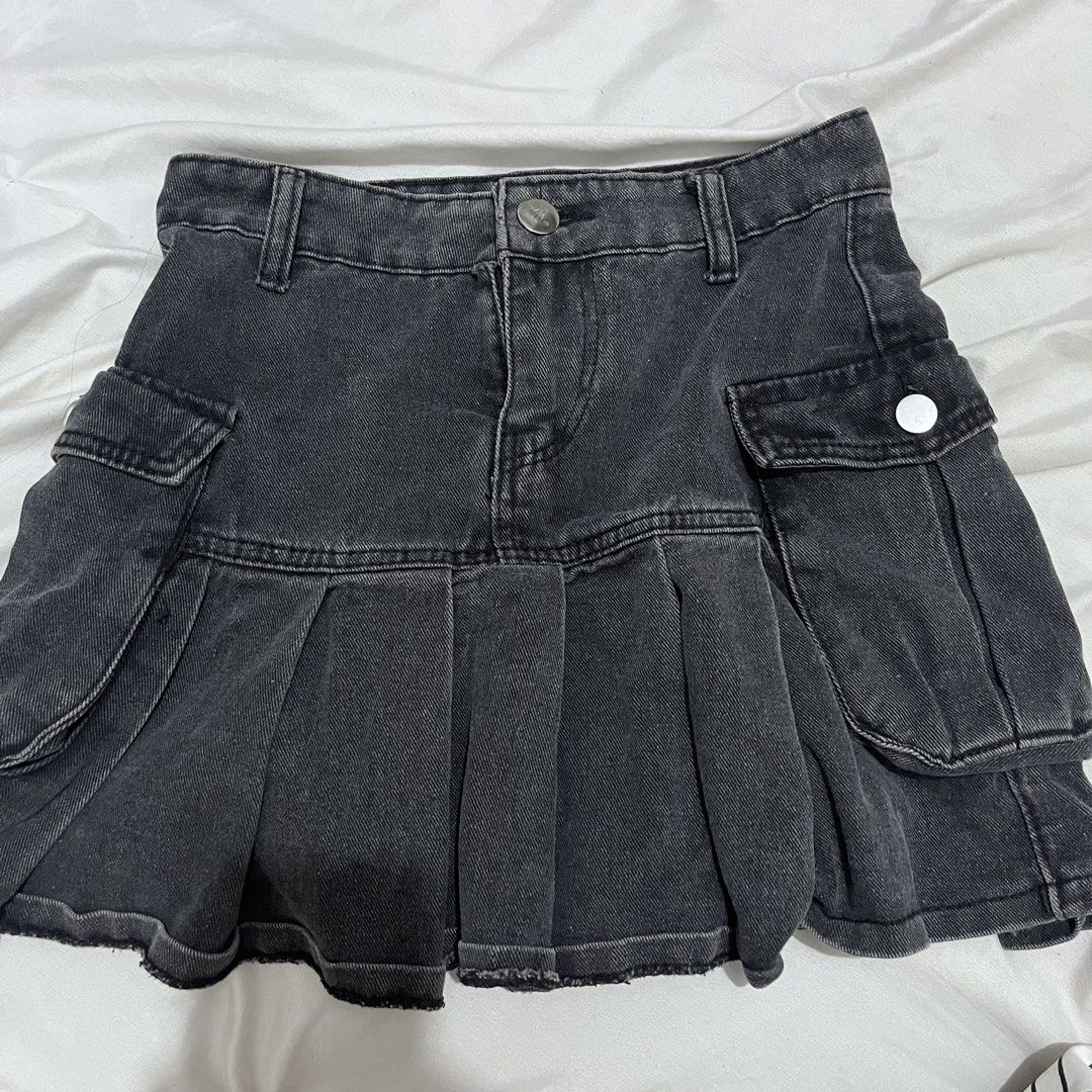 Black Denim Pleated Skirt Y2K (Category: Skirts) located in Marikina City. Submitted by gyuslover (Listing ID 1471033765, Image 1). Description: premium denim and personal fave! <3 size is small, can be 23-25 waist: 23-25 length: 14inch location: marikina city mop: gcash mod: lalamove/ gogo express.