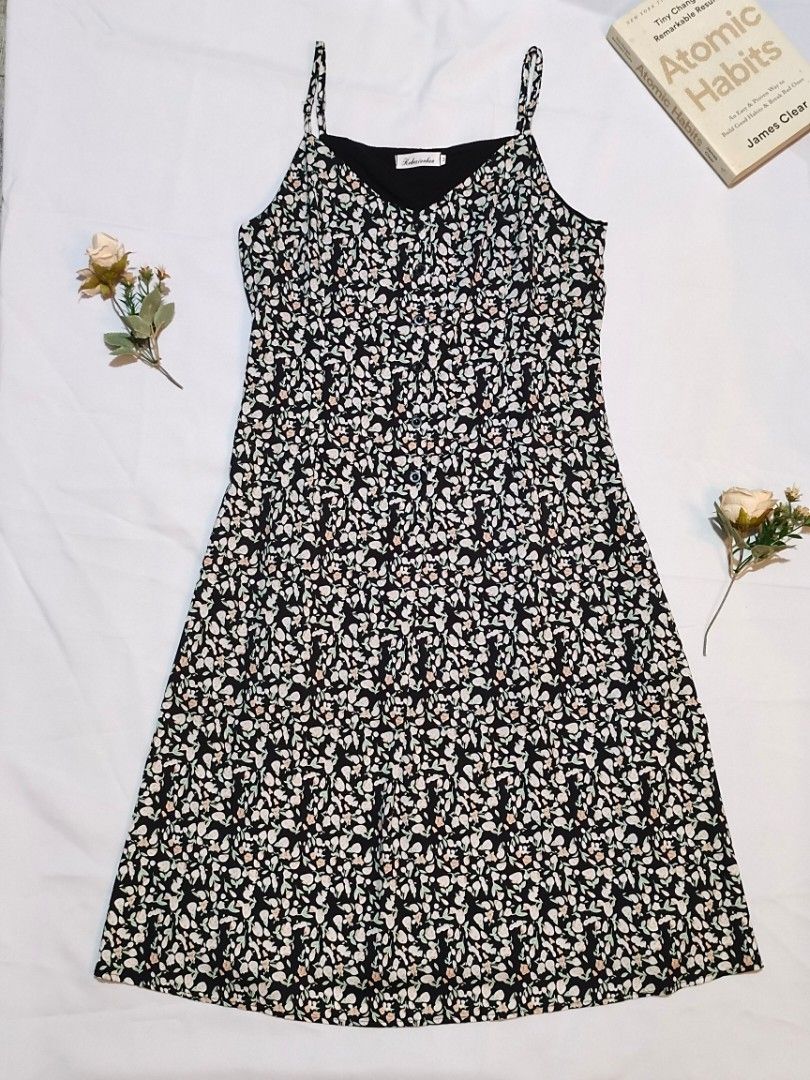 Black Floral spaghetti strap maxi dress (Category: Dresses) located in Bulacan. Submitted by jly.ph (Listing ID 1470987622, Image 2). Description: - Size: M (Bust - 36 | Waist - 32 | Length - 44) - Style: Black maxi dress with all-over small floral pattern - Details: Thin adjustable straps, front button placket, fully lined - Material: Lightweight .