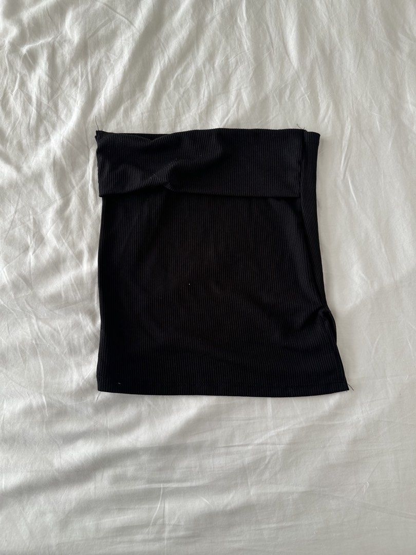 black foldover tube top (Category: Sleeveless) located in Quezon City. Submitted by 49diam (Listing ID 1470963338, Image 1). Description: - Color: Black - Style: Ribbed tube top with chic foldover neckline detail - Fit: Stretchy fabric with a snug, flattering fit - Versatility: Easy to mix and match for casual days or nights out.