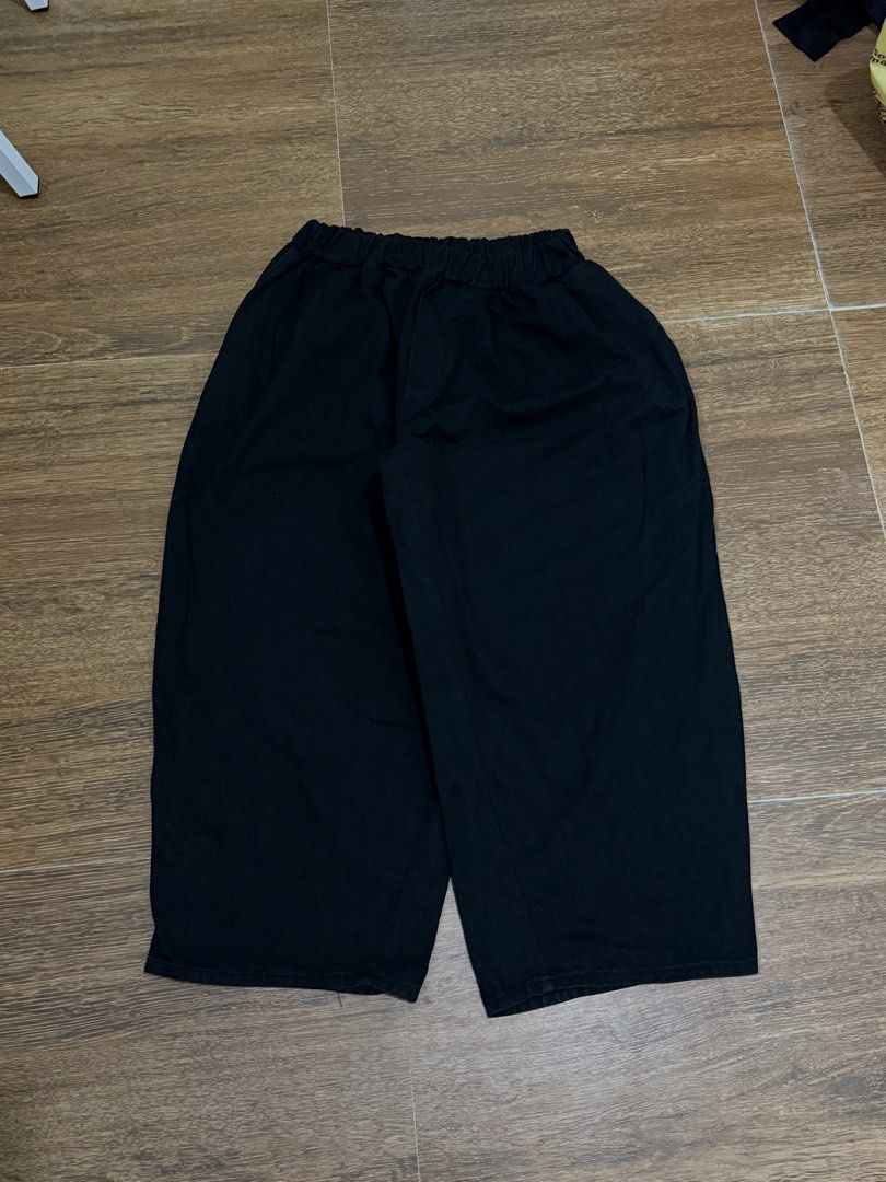 Black hard denim baggy pants (Category: Jeans) located in Bacolod City. Submitted by wanluis (Listing ID 1471055349, Image 1). Description: .