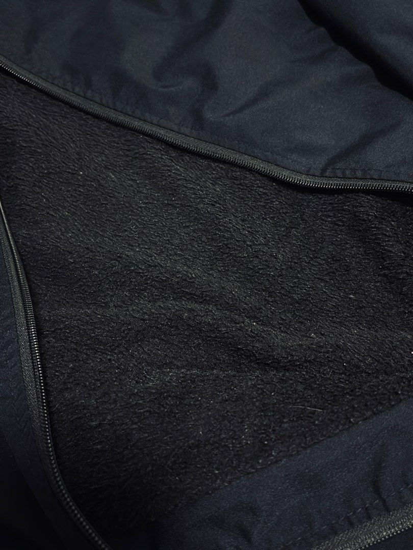 Black Hooded Zip-Up Jacket Windbreaker (Category: Coats, Jackets and Outerwear) located in Manila. Submitted by amara.archives (Listing ID 1471051645, Image 2). Description: 🛍️ ITEM DETAILS Condition: Like new Size: Large Details : •Detachable hood (Zip-off Hood) •Soft fur-lined interior 📋 SELLER INFORMATION Reason For Selling : Decluttering / No longer used Location: Project 6, Quezon City MOP: GCash / Bank Transfer 📌 ORDER POLICY • Actual ph