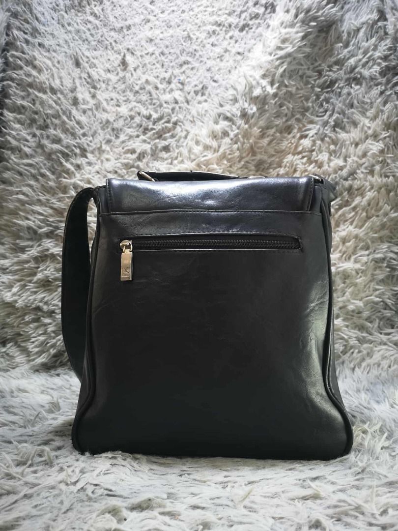 Black Leather Look Multi Pocket Crossbody Messenger Bag (Category: Sling Bags) located in Santa Cruz. Submitted by jmy_surplus.2 (Listing ID 1471013247, Image 3). Description: Color: Black Type/Kind: Messenger Bag / Crossbody Bag / Shoulder Bag / Unisex Sling Bag Material: Outer: PU Leather / Faux Leather (estimated) Strap: Leather-Look Synthetic Material Hardware: Silver-Tone Metal Closure: Top Zipper Style: Classic Minimalist Vintage Casual Bus