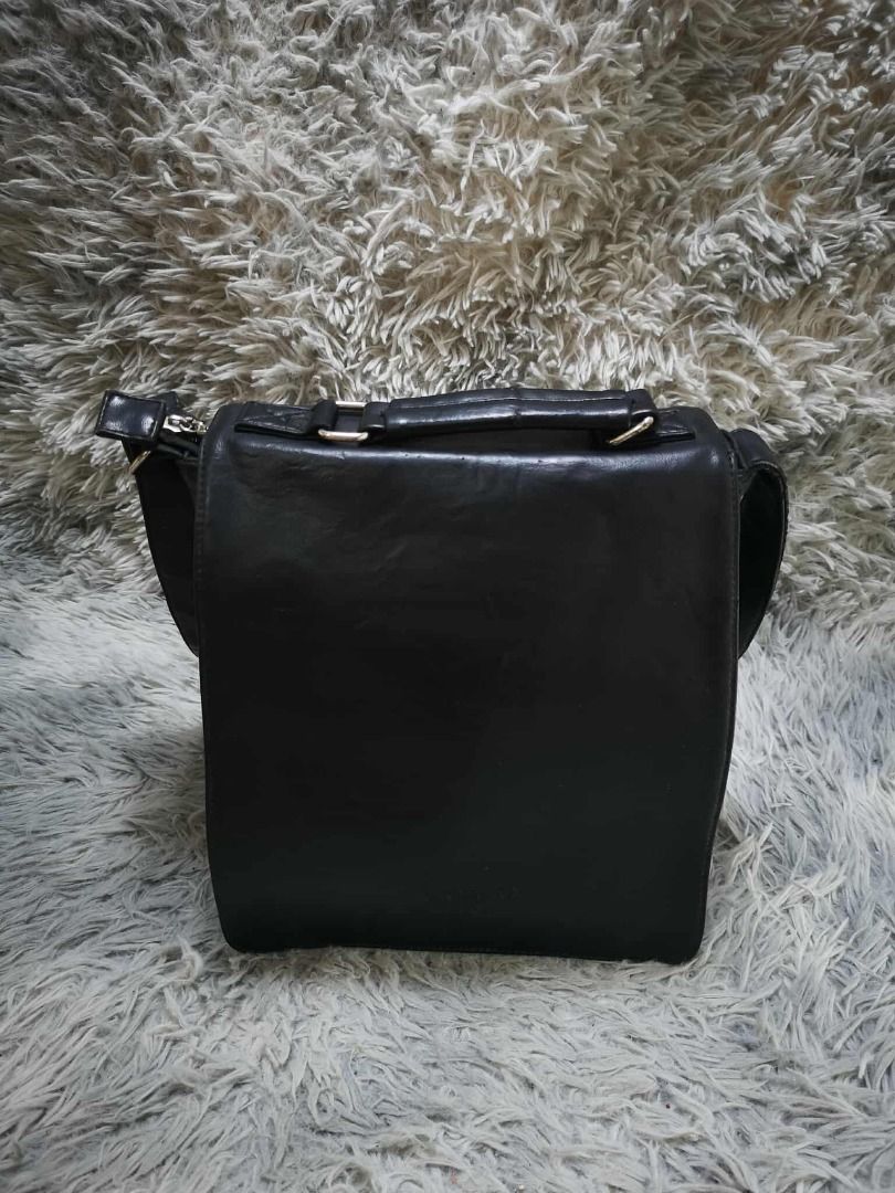 Black Leather Look Multi Pocket Crossbody Messenger Bag (Category: Sling Bags) located in Santa Cruz. Submitted by jmy_surplus.2 (Listing ID 1471013247, Image 2). Description: Color: Black Type/Kind: Messenger Bag / Crossbody Bag / Shoulder Bag / Unisex Sling Bag Material: Outer: PU Leather / Faux Leather (estimated) Strap: Leather-Look Synthetic Material Hardware: Silver-Tone Metal Closure: Top Zipper Style: Classic Minimalist Vintage Casual Bus