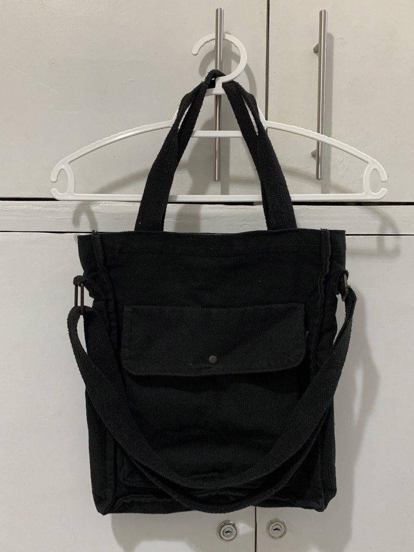 Black Minimalist Tote Bag (Category: Tote Bags) located in Manila. Submitted by archivo (Listing ID 1471079037, Image 1). Description: Details: - Size: S - Color rate: 10/10 - Condition: As new - Issue/s: None .