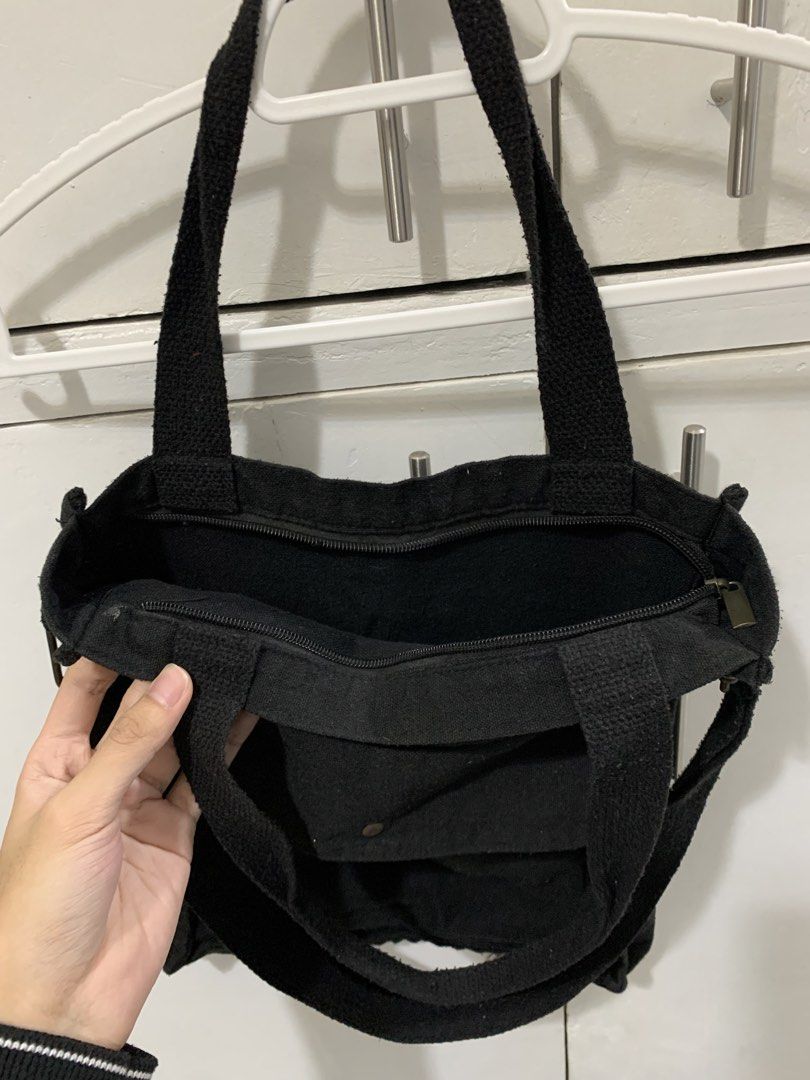 Black Minimalist Tote Bag (Category: Tote Bags) located in Manila. Submitted by archivo (Listing ID 1471079037, Image 3). Description: Details: - Size: S - Color rate: 10/10 - Condition: As new - Issue/s: None .