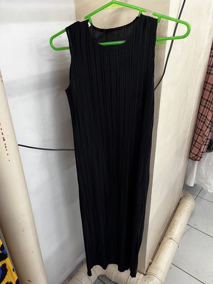 Black Pleated Sleeveless Maxi Dress (Category: Dresses) located in Bulacan. Submitted by handmedownfinds (Listing ID 1471012440, Image 1). Description: pleats (alt) maxi dress .