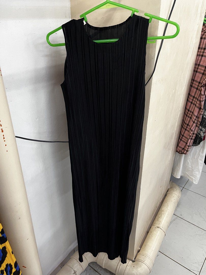 Black Pleated Sleeveless Maxi Dress (Category: Dresses) located in Bulacan. Submitted by handmedownfinds (Listing ID 1471012440, Image 3). Description: pleats (alt) maxi dress .