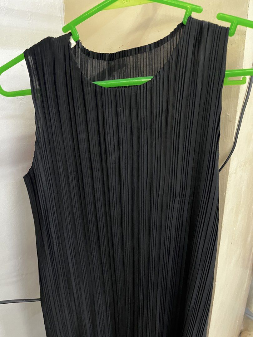 Black Pleated Sleeveless Maxi Dress (Category: Dresses) located in Bulacan. Submitted by handmedownfinds (Listing ID 1471012440, Image 2). Description: pleats (alt) maxi dress .