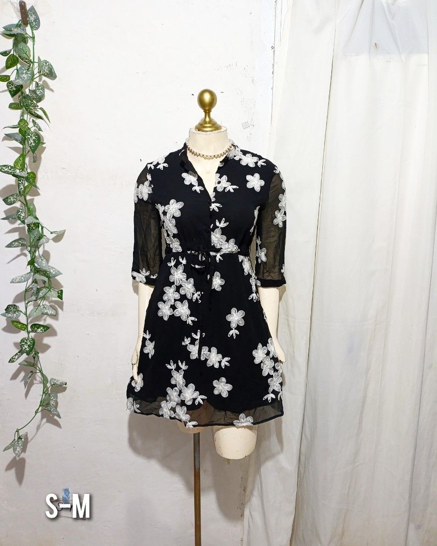 black retro dress (Category: Dresses) located in Pateros City. Submitted by amj_amj (Listing ID 1471020298, Image 1). Description: .