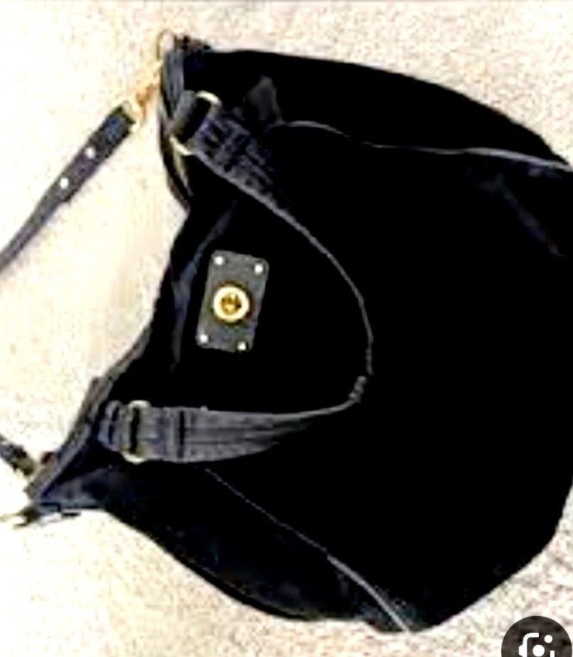 Black Shoulder Bag with Gold Hardware (Category: Shoulder Bags) located in Manila. Submitted by lene48 (Listing ID 1470939007, Image 1). Description: - orig marc jacobs - Design: Spacious daily carry-all with a soft fabric body and structured accents - Hardware: Elegant gold-tone turn-lock closure and rings - Pockets: Front flap pocket for quick access - Straps: Includes both dual shoulder straps and an adjustable long strap - Interior: Clean lin
