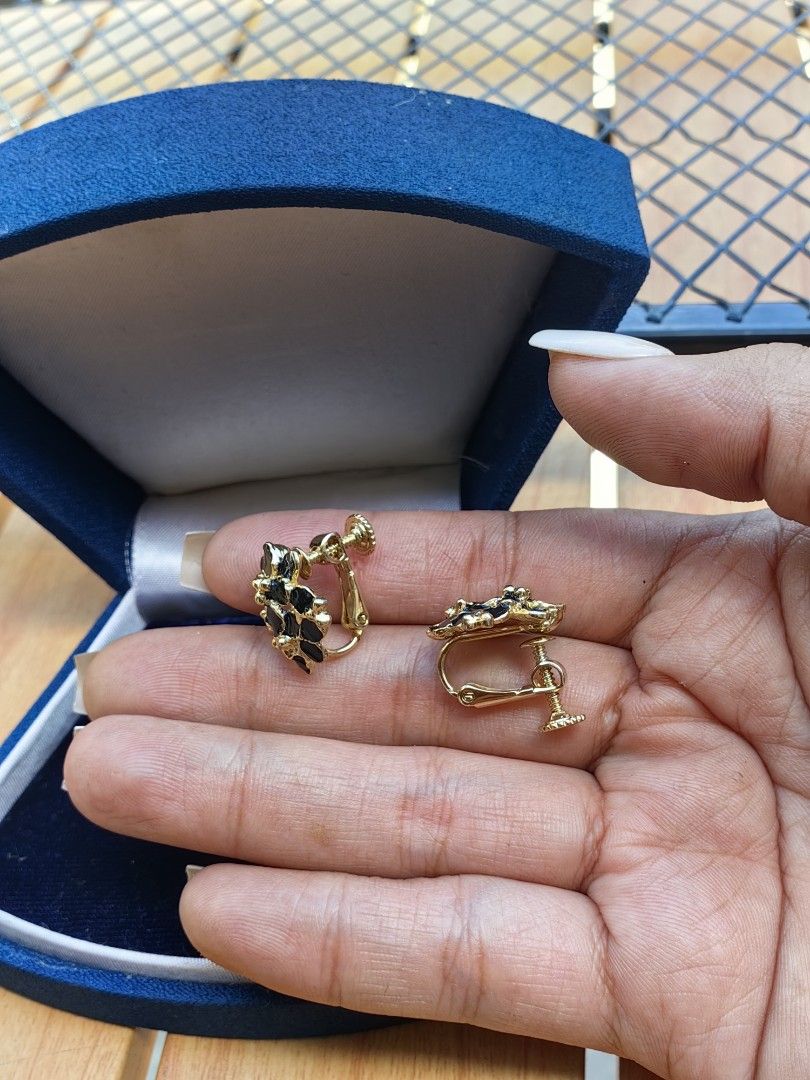 Black stone flower cluster earrings (Category: Body Jewelry) located in Calamba. Submitted by princesspauliney. (Listing ID 1471094161, Image 2). Description: black gemstone flower cluster stud earring. 280🔥 Shoppee check out.