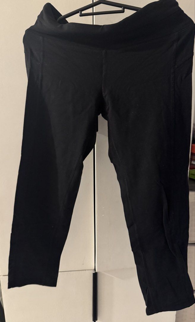Black Workout Leggings Capri Length (Category: Activewear) located in Valenzuela. Submitted by tricegonzales (Listing ID 1470990790, Image 1). Description: - Color: Solid black - Style: Capri leggings for workouts or casual wear - Material: Comfortable stretch fabric - Features: Thick waistband and stylish seam detailing along the sides - Versatility: Easy to match with any sports bra or tank top.