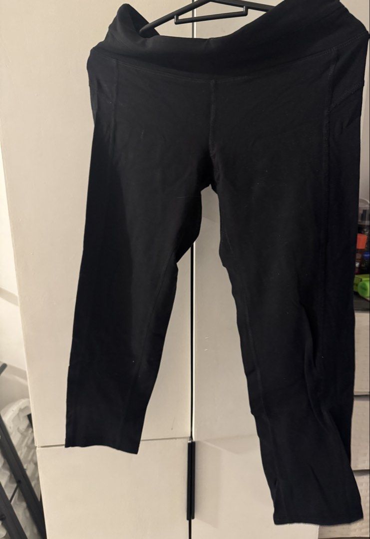 Black Workout Leggings Capri Length (Category: Activewear) located in Valenzuela. Submitted by tricegonzales (Listing ID 1470990790, Image 2). Description: - Color: Solid black - Style: Capri leggings for workouts or casual wear - Material: Comfortable stretch fabric - Features: Thick waistband and stylish seam detailing along the sides - Versatility: Easy to match with any sports bra or tank top.