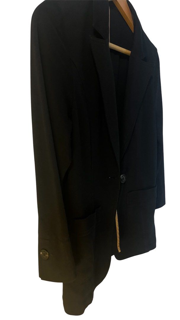 Blazer (Single-Button) (Category: Coats, Jackets and Outerwear) located in Pontian. Submitted by shafazmin (Listing ID 1471042164, Image 2). Description: - Will receive a free gift - Size M - Good condition - Use only once - Free postage (included) - Well maintained - Feel free to send me a message💗 - Price RM40.
