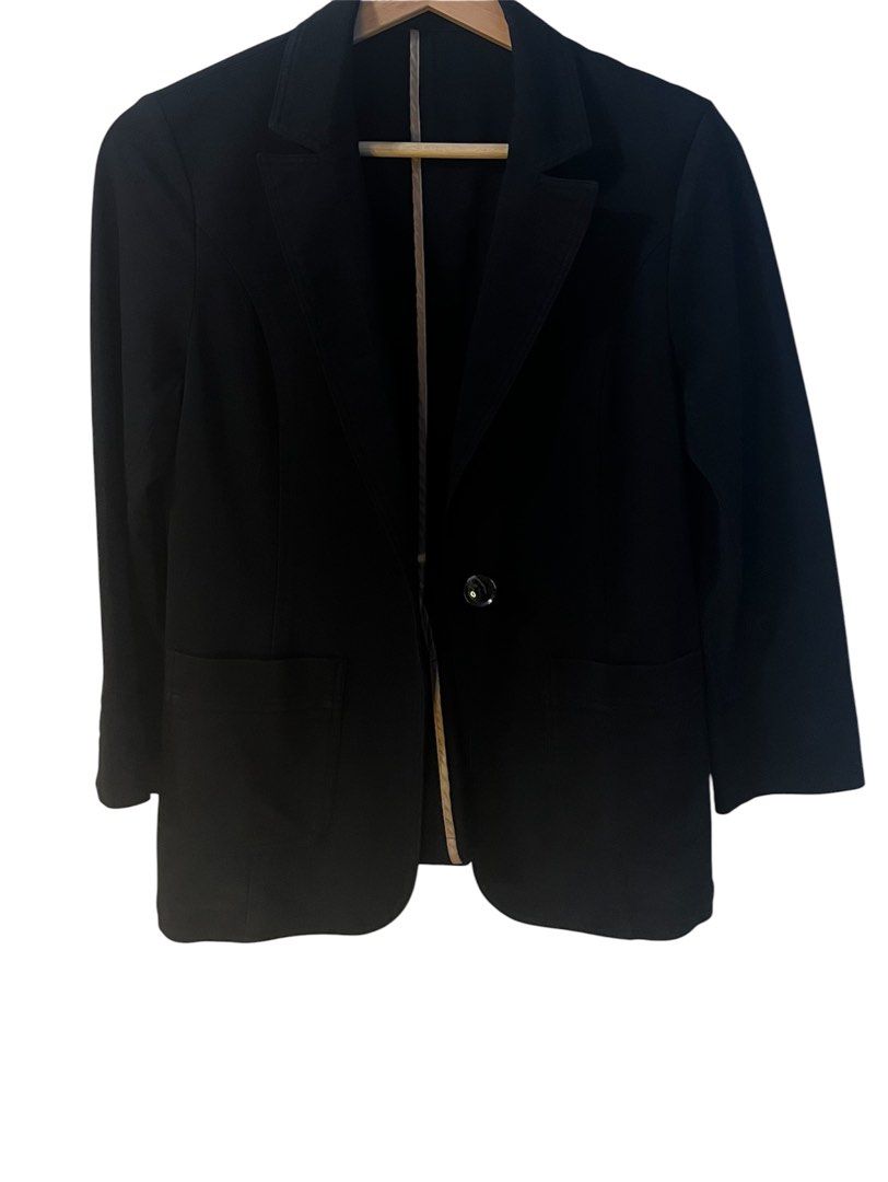 Blazer (Single-Button) (Category: Coats, Jackets and Outerwear) located in Pontian. Submitted by shafazmin (Listing ID 1471042164, Image 1). Description: - Will receive a free gift - Size M - Good condition - Use only once - Free postage (included) - Well maintained - Feel free to send me a message💗 - Price RM40.
