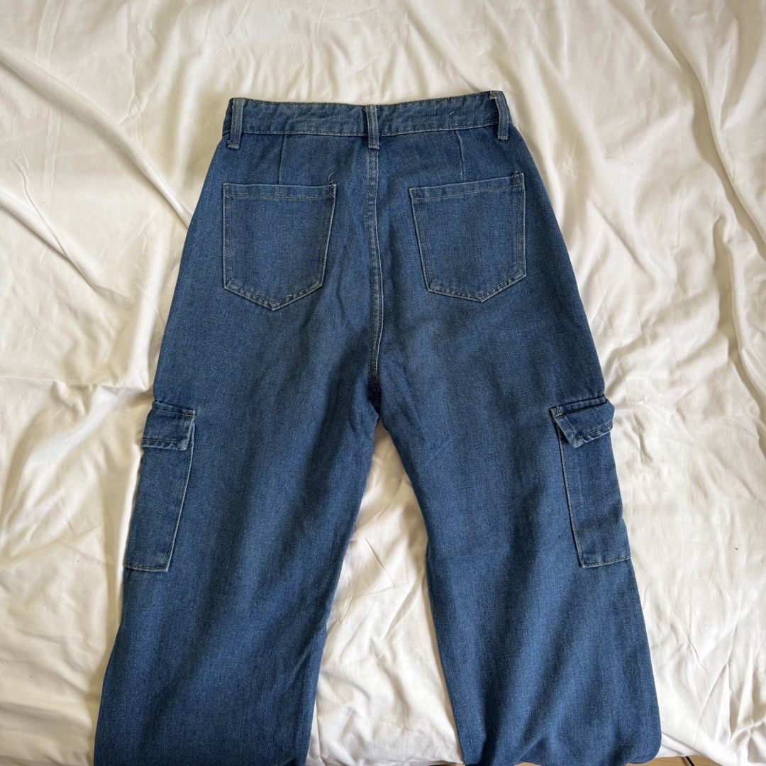 Blue Denim Cargo Jeans Wide Leg Pants (Category: Jeans) located in Cavite. Submitted by kydeclutter (Listing ID 1471002529, Image 3). Description: - Fit: High-waisted with a front button closure - Pockets: Large front utility pockets, side cargo pockets, and back patch pockets - Material: Durable, high-quality denim built for everyday wear - Pairing: Perfect to match with t-shirts and crop tops - Love the fabric! It’s think and high quality <3 - 