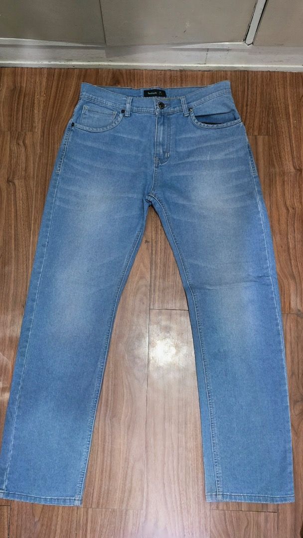 Bossini Light-Wash Denim Jeans – Size 31 (Category: Jeans) located in Manila. Submitted by zmpnsln (Listing ID 1471069576, Image 1). Description: Bossini Light-Wash Denim Jeans – Size 31 Asking Price: ₱349 (Negotiable) - Brand: Bossini - Size: 31 (80/31 on tag) - Color: Light Blue Wash - Style: Classic Denim Jeans - Fit: Straight Leg - Design: Classic Five-Pocket Denim - Closure: Button and Zipper Fly - Material: Denim (exact composition unverifi