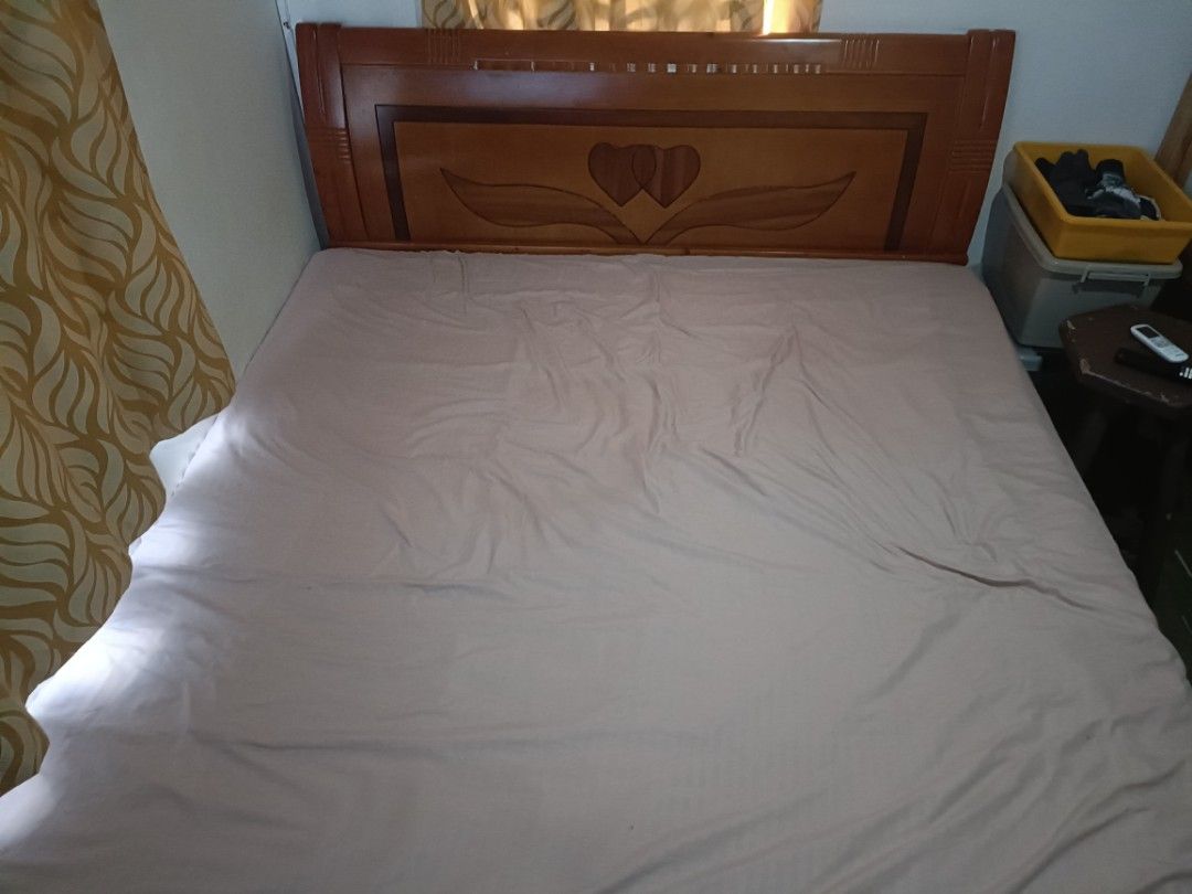 Brand Used - King Size Mattress (Category: Bedding & Towels) located in Cebu City. Submitted by beast.buy (Listing ID 1470978657, Image 1). Description: Brand: Mandaue Foam Model: Flex Foam Size: King (76 x 80 inches) Height/Thickness: 8 inches Condition: Used but firmness is still like new. Sleeve replaced a year ago. Custom ordered through Mandaue Foam Freebies: 2x Mandaue Foam branded King-sized Fitted Sheet and 1x King-sized Comforter Others: