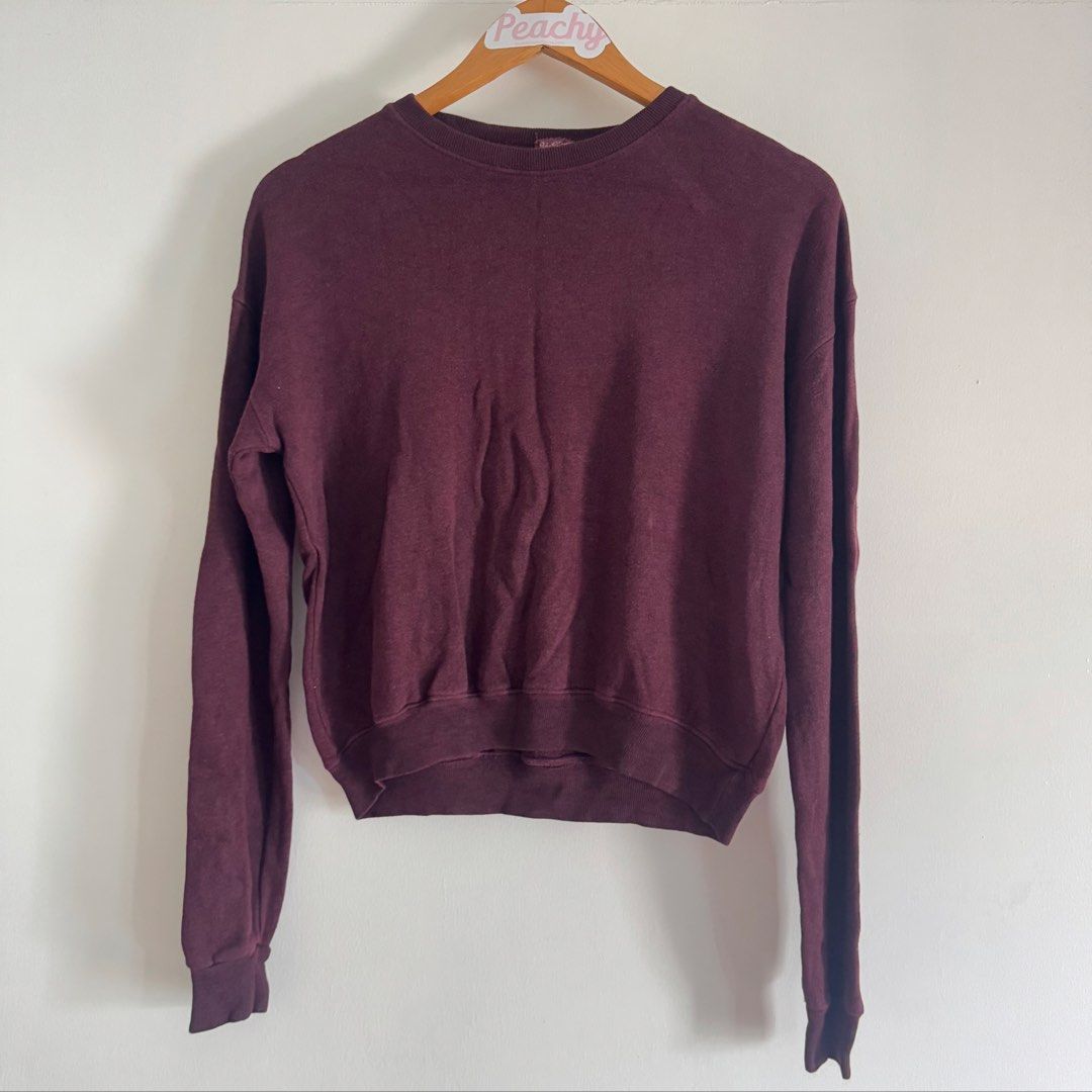 Brandy melville sweater (Category: Others Tops) located in Manila. Submitted by apparella.ph (Listing ID 1470933515, Image 1). Description: Selling low, bought in u.s pa 9/10 consition Shper pretty and ganda ng color OSFA best dits Xs-L Burgundy Bust:44 Length:20 ☑️Everything is my Own preloved / BNWT/BNWOT ☑️ not thrifted/Ukay ☑️ malukot sa picture kasi na stock sa cabinet (tinatamad mag plantsa ✌️ ) ☑️Personal items ( usually bought in US/UK/JP