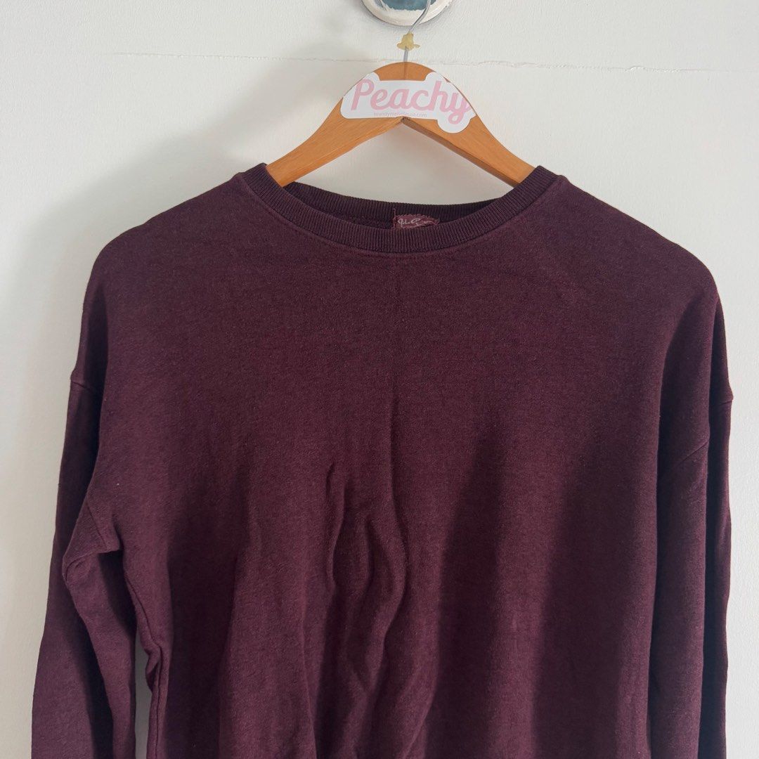 Brandy melville sweater (Category: Others Tops) located in Manila. Submitted by apparella.ph (Listing ID 1470933515, Image 2). Description: Selling low, bought in u.s pa 9/10 consition Shper pretty and ganda ng color OSFA best dits Xs-L Burgundy Bust:44 Length:20 ☑️Everything is my Own preloved / BNWT/BNWOT ☑️ not thrifted/Ukay ☑️ malukot sa picture kasi na stock sa cabinet (tinatamad mag plantsa ✌️ ) ☑️Personal items ( usually bought in US/UK/JP