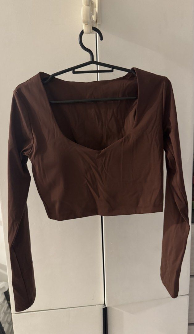 Brown Long Sleeve Crop Top Scoop Neck (Category: Longsleeves) located in Valenzuela. Submitted by tricegonzales (Listing ID 1470990686, Image 1). Description: Isang beses lang nasuot.