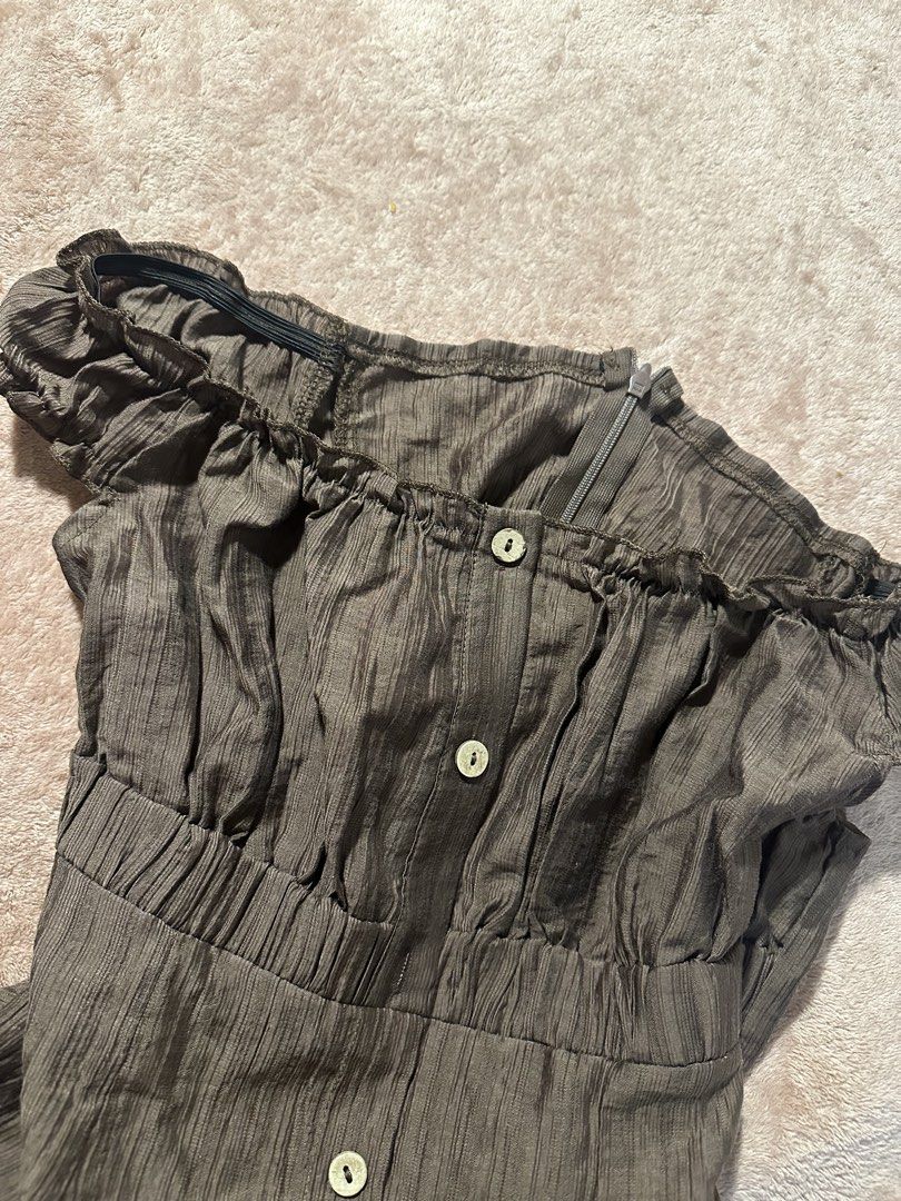 BROWN OFF SHOULDER DRESS (Category: Dresses) located in Cavite. Submitted by prelovedbyreluv (Listing ID 1471036501, Image 3). Description: unused (bought wrong size).