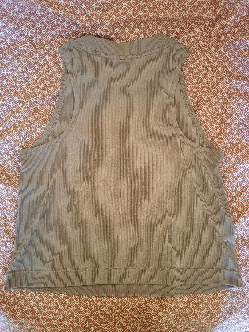 [BUNDLE] H&M Active Tanktop (Category: Activewear) located in Caloocan City. Submitted by inmediasres (Listing ID 1470958953, Image 3). Description: H&M white and mauve activewear tank tops as SET. Colors may differ in real life. Size: Small Flaws: none Delivery: Lalamove, Gogoexpress, Flash Express. Shouldered by buyer..