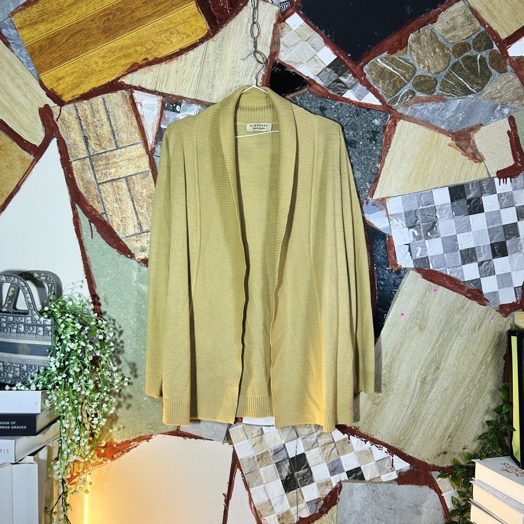 Burberry knit set (Category: Luxury Apparel) located in Baguio. Submitted by kckc_luxury (Listing ID 1471094359, Image 2). Description: 🌸 TINY PINK SPOTS ARE LENS DAMAGE, NOT CLOTH STAINS ————————— ❗️KINDLY READ BEFORE MAKING AN OFFER❗️ LISTING DETAILS size:M-L width x length (inches):(top 18-20x25)( cardigan 20x28) condition: EXCELLENT --- MOP: Gcash / BPI MOD: J&T / JRS LOCATION: Baguio City --- NOTE: • Manage your expectations • Photos did no