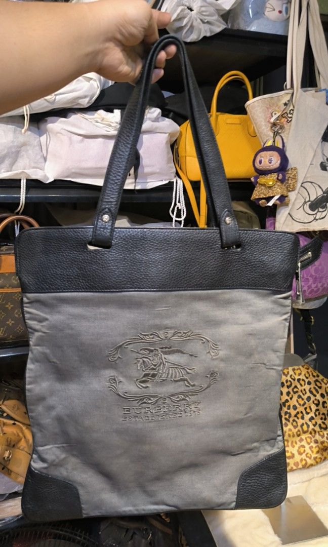 Burberry Tote Bag (Category: Tote Bags) located in Quezon City. Submitted by 88bagelya_ni_rhen88 (Listing ID 1471060683, Image 1). Description: .