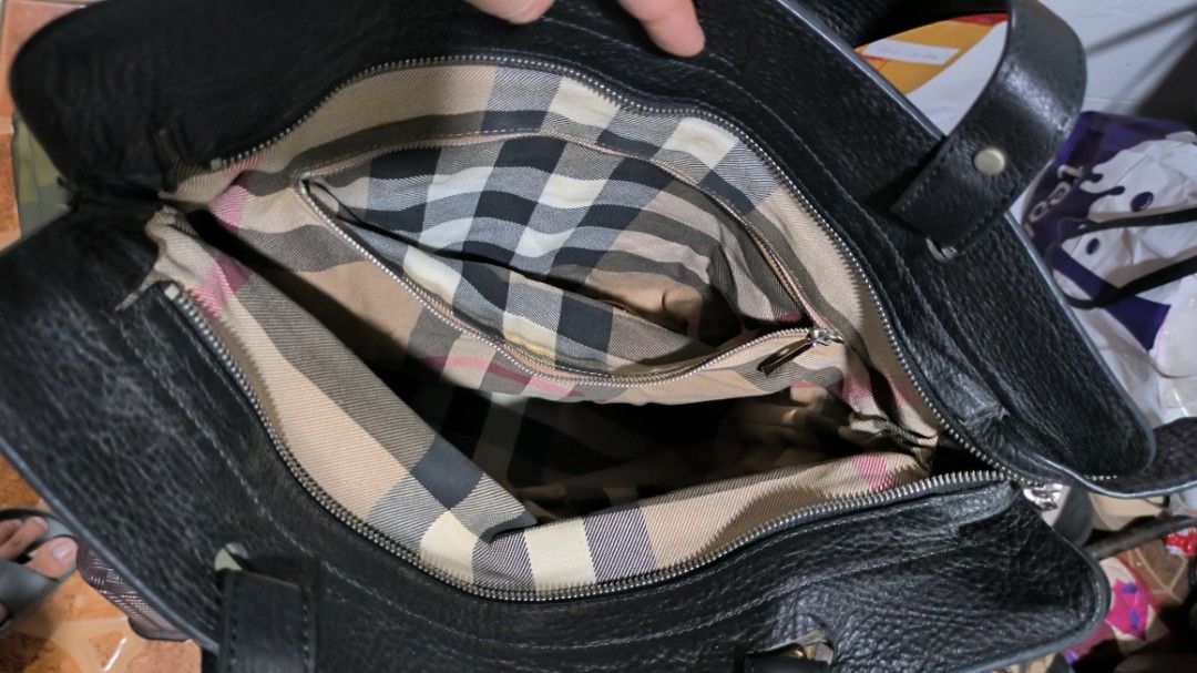 Burberry Tote Bag (Category: Tote Bags) located in Quezon City. Submitted by 88bagelya_ni_rhen88 (Listing ID 1471060683, Image 3). Description: .