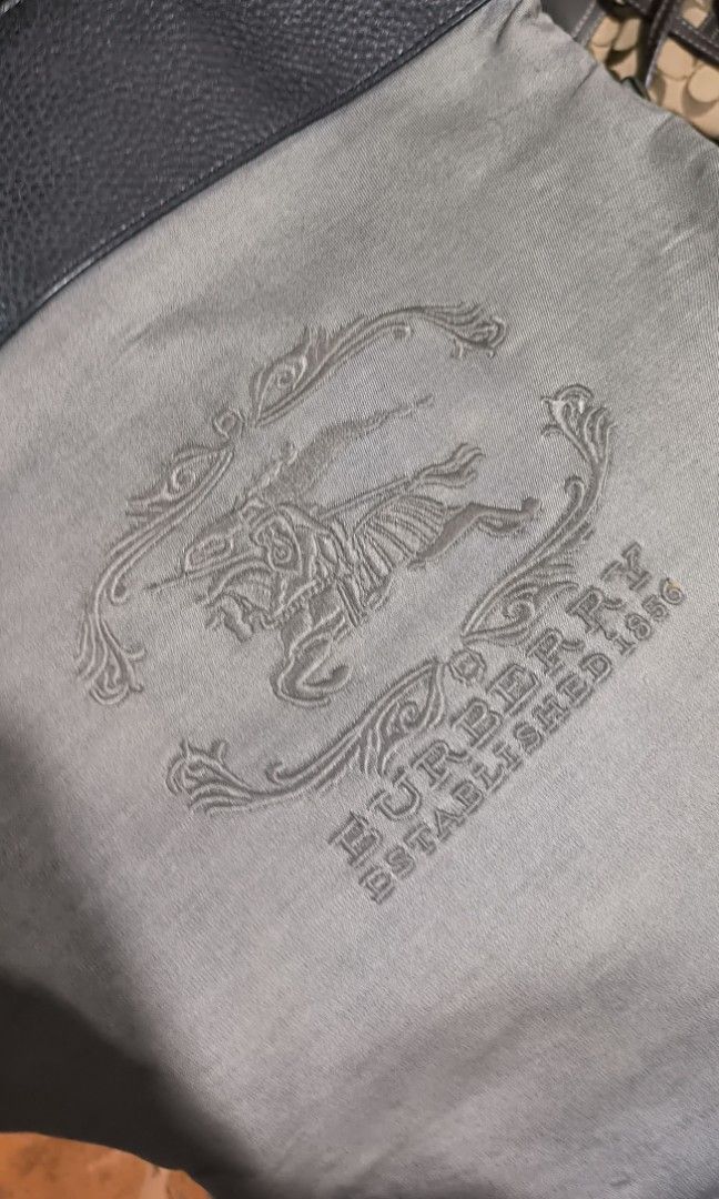 Burberry Tote Bag (Category: Tote Bags) located in Quezon City. Submitted by 88bagelya_ni_rhen88 (Listing ID 1471060683, Image 2). Description: .
