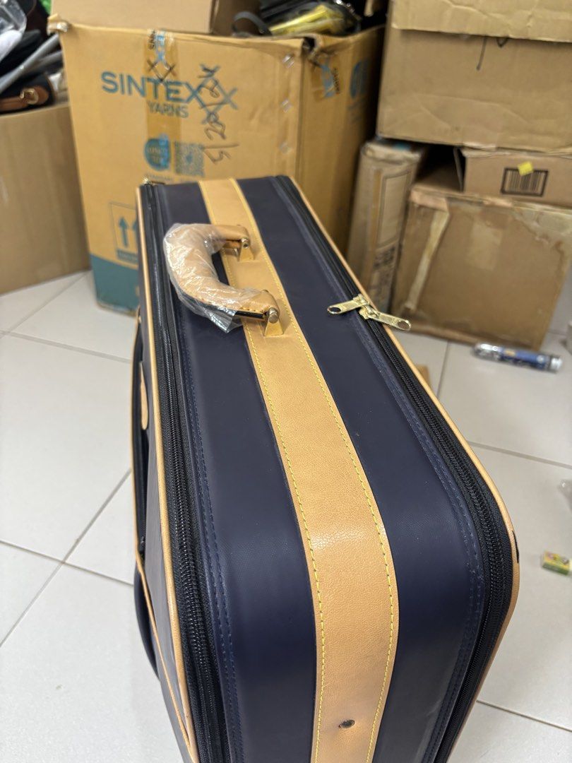 Business travel bag/ Briefcase (Category: Briefcases) located in Calamba. Submitted by alnsurplus.028 (Listing ID 1470956438, Image 2). Description: Business travel bag/ briefcase With minimal signs of use no major issue we ship nationwide loc: calamba, laguna.