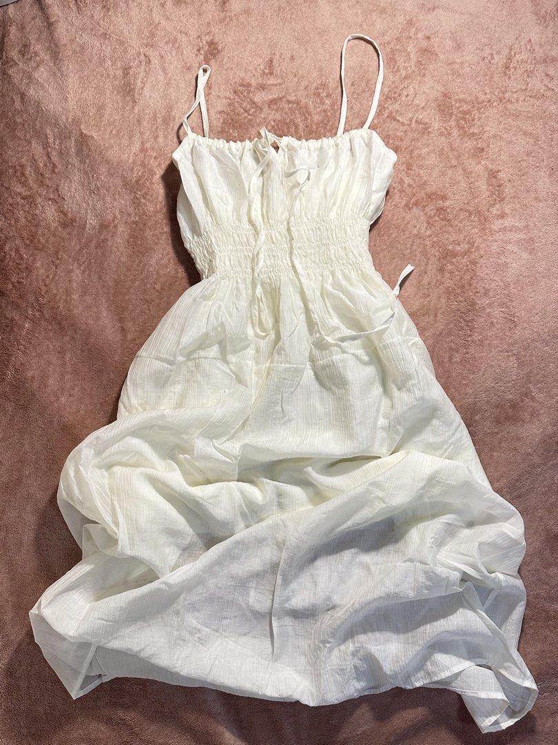 BUTTER WHITE DRESS (Category: Dresses) located in Cavite. Submitted by prelovedbyreluv (Listing ID 1471039519, Image 1). Description: stretchable small to medium.