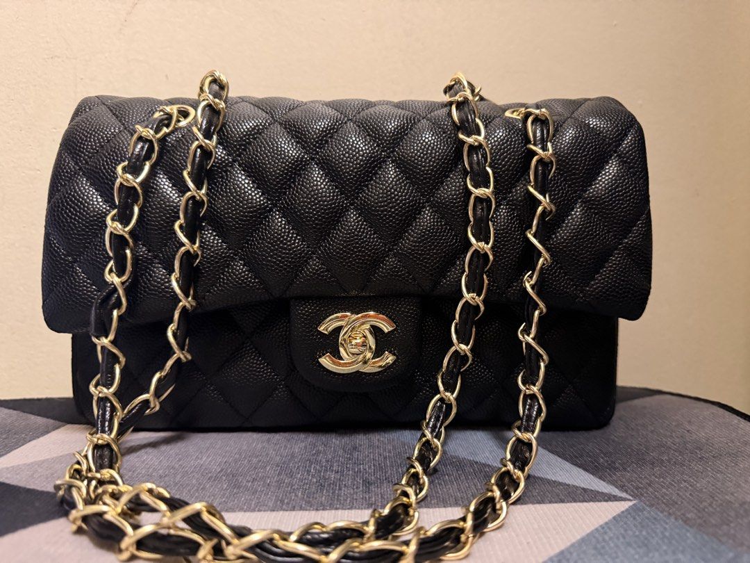 C H A N E L FLAP (Category: Shoulder Bags) located in Batangas. Submitted by stopandshopforluxury (Listing ID 1470955377, Image 1). Description: Caviar leather Double flap With holo sticker No flaws Not guaranteed.